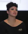Tidak  mau setengah-setengah dalam melakoni sebuah peran. Itulah Puteri Indonesia 2007, Agni Pratistha dalam film berjudul Pinky Promise. Awalnya, Agni tidak diharuskan untuk mencukur habis rambutnya. (Andy Masela/Bintang.com)