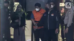 Direktur PT Tabi Bangun Papua (PT TBP), Rijatono Lakka memakai rompi oranye usai menjalani pemeriksaan di Gedung Merah Putih KPK, Jakarta, Kamis (5/1/2022). KPK menahan Rijatono Lakka yang merupakan tersangka penyuap Gubernur Papua, Lukas Enembe. (Liputan6.com/Johan Tallo)