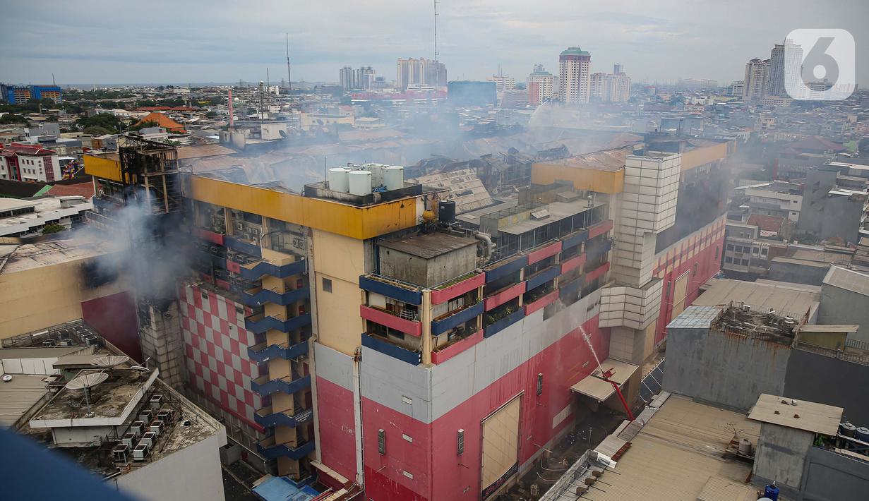 Pendinginan juga untuk membantu proses penyisiran dan pencarian kemungkinan adanya korban. (Liputan6.com/Angga Yuniar)