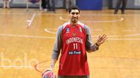 Enes Kanter memberikan Coaching Clinic kepada peserta Indonesia Basketball Academy di Britama Arena, Jakarta, Kamis (18/5/2017).  (Bola.com/Nicklas Hanoatubun)