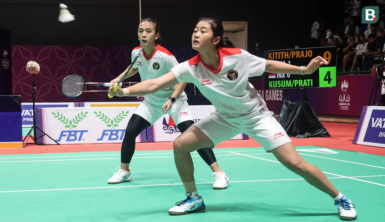 <p>Pebulu tangkis ganda putri Indonesia, Febriana Dwipuji Kusuma/Amalia Cahaya Pratiwi bertanding melawan pebulu tangkis ganda putri Thailand, Jongklophan Kititharakul/Rawinda Prajongjai pada final bulu tangkis beregu putri SEA Games 2023 di Badminton Hall Morodok Techo National Stadium, Phnom Penh, Kamboja, Kamis (11/05/2023). (Bola.com/Abdul Aziz)</p>
