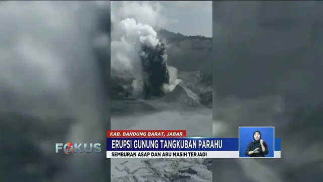 Gunung Tangkuban Parahu kembali semburkan asap dan abu vulkanik pada Sabtu pagi.