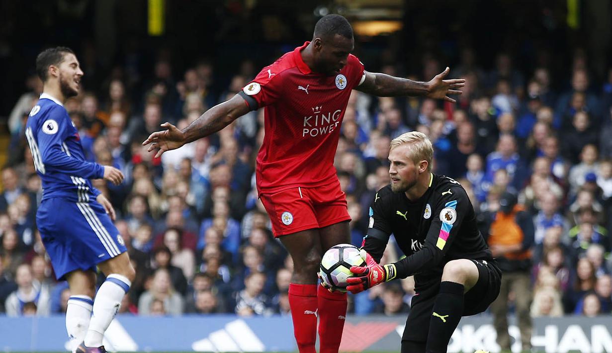 Kiper Leicester, Kesper Schmeichel, mengamankan bola dari serangan pemain Chelsea pada laga Premier League di Stadion Stamford Bridge, London, Sabtu (15/10/2016). Chelsea menang 3-0 atas Leicester. (Reuters/Peter Nicholls)