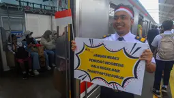 KAI Commuter yang merupakan operator KRL Commuterline merayakan hari Sumpah Pemuda bersama penumpang di Stasiun Bogor, Jawa Barat. (merdeka.com/Arie Basuki)