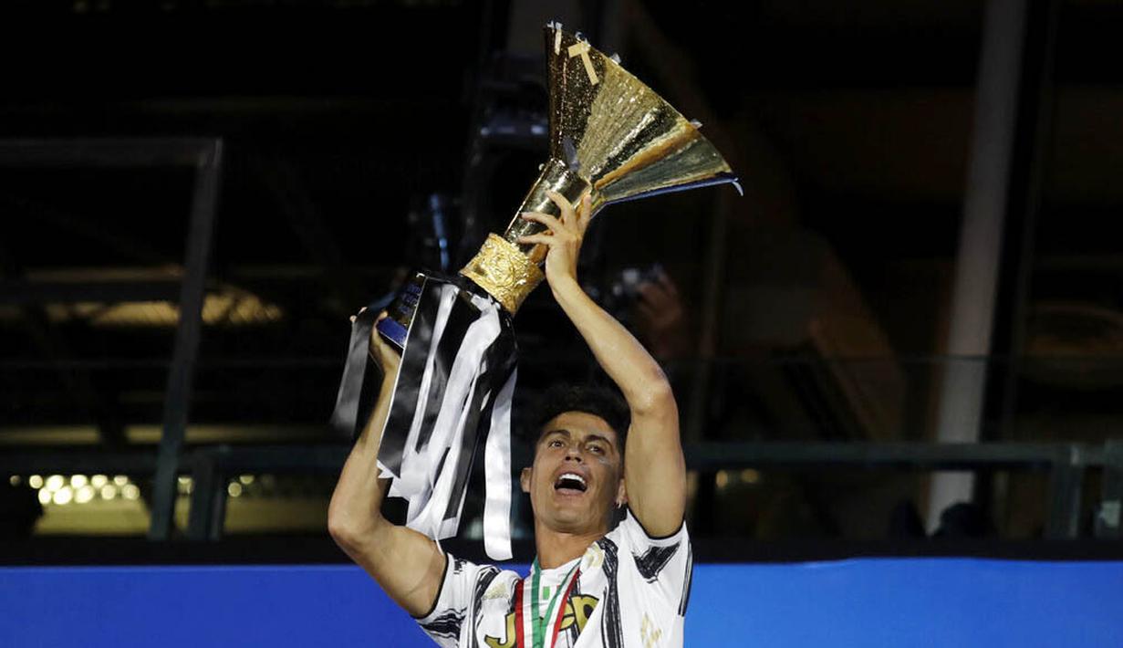 Striker Juventus, Cristiano Ronaldo, mengangkat trofi juara Serie A musim 2019-20 di Stadion Allianz, Sabtu (1/8/2020). CR7 berhasil membawa Juventus merengkuh gelar Liga Italia kesembilan secara beruntun. (AP Photo/Luca Bruno)
