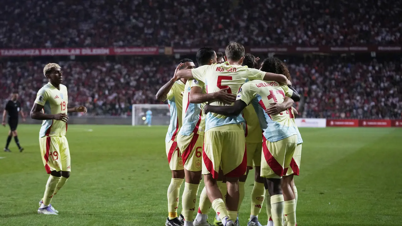 Skuad Spanyol merayakan gol Pedri ke gawang Turki di laga matchday 2 Grup E Kualifikasi Piala Dunia 2026 Zona Eropa di Torku Arena, Senin (08/09/2025). (AP Photo/Khalil Hamra)