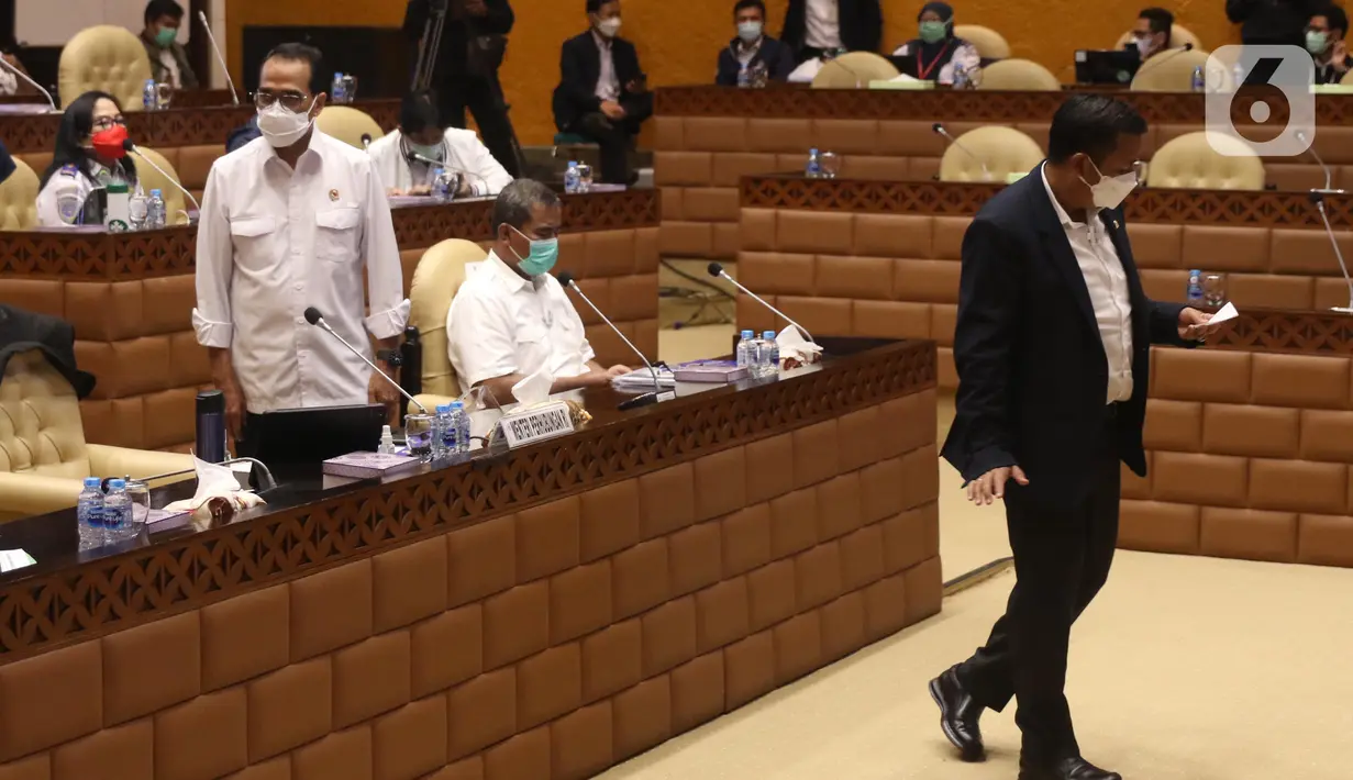 Menteri Perhubungan (kiri) Budi Karya Sumadi mengikuti Rapat Kerja dengan Komisi V DPR di Kompleks Parlemen Senayan, Jakarta, Rabu (2/6/2021). Rapat membahas pendahuluan Rencana Kerja Anggaran Kementrian /Lembaga (RKA K/L) dan Rencana Kerja Pemerintah (RKP) Tahun 2022. (Liputan6.com/Angga Yuniar)