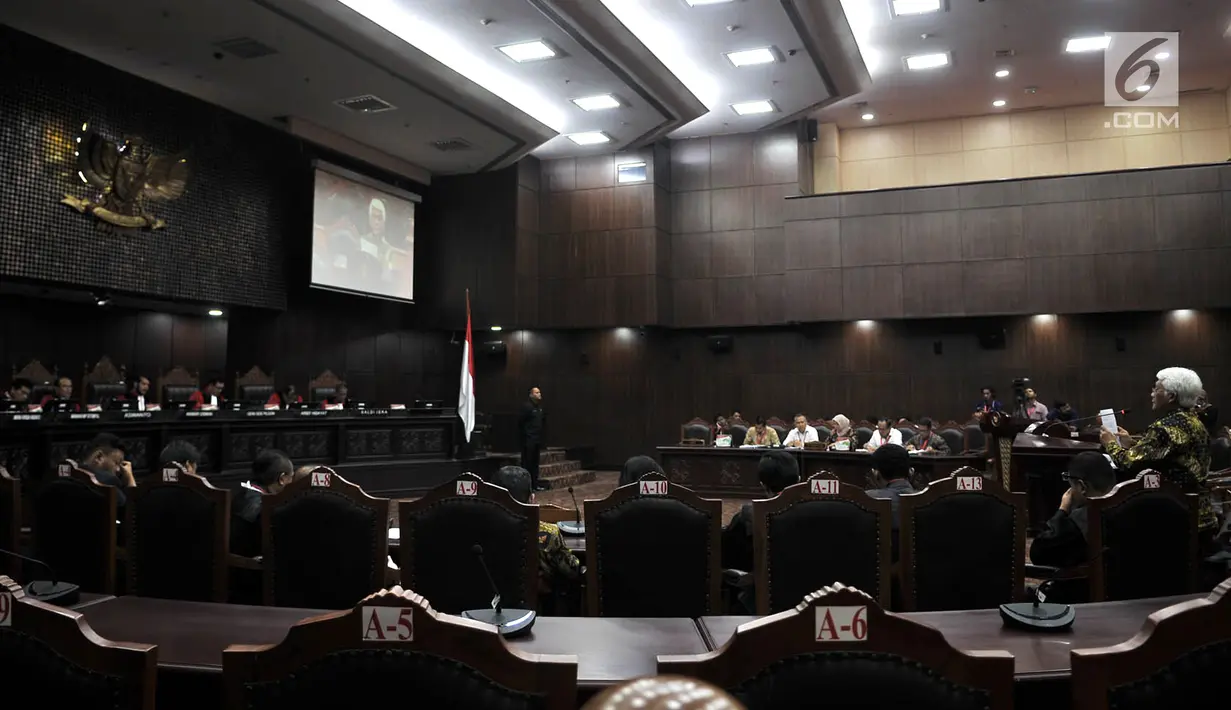 Suasana sidang pembahasan UU No. 19 Tahun 2003 tentang BUMN di Mahkamah Konstitusi (MK), Jakarta, Rabu (18/4). MK kembali menggelar sidang Pengujian Pasal 2 Ayat (1) huruf a dan b dan Pasal 4 ayat (4) UU BUMN. (Merdeka.com/Iqbal Nugroho)