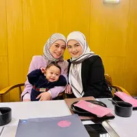 Potret bahagia begitu terpancar dari dua penyanyi bersuara emas, Siti Nurhaliza dan Lesti Kejora. Selain makan, hingga ngobrol santai, penyanyi bersuara emas itu juga berduet melayani permintaan penggemarnya. [Instagram/lestykejora/ctdk]