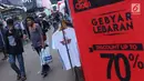Pengunjung berjalan di antara stand-stand yang menjual pakaian khas anak muda pada gelaran JakCloth di halaman Istora Senayan, Jakarta, Senin (4/6). JakCloth berlangsung hingga 10 Juni 2018. (Liputan6.com/Helmi Fithriansyah)