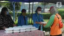 Sejumlah mahasiswa memberikan makanan gratis kepada masyarakat di Universitas Kristen Indonesia (UKI), Cawang, Jakarta, Selasa (16/3/2021). Kegiatan berbagi makanan gratis yang dilakukan oleh civitas akademi UKI itu diselenggarakan selama tiga bulan. (Liputan6.com/Herman Zakharia)