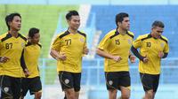 SEDIKIT PEMAIN - Latihan perdana Arema Cronus buat persiapan turnamen Sunrise of Java Cup hanya diikuti sedikit pemain. (Bola.com/Kevin Setiawan)
