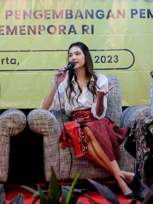 Mikha Tambayong Tampil feminin saat bertugasnya sebagai Tenaga Ahli Kemenpora dengan mengisi seminar [@miktambayong]