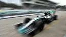 Pebalap Mercedes GP, Lewis Hamilton beraksi saat di Sirkuit Interlagos, Sao Paulo, Brasil, jelang GP Brasil yang digelar akhir minggu ini. (AFP Photo/Nelson Almeida)