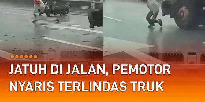 VIDEO: Tergelincir dan Jatuh di Jalan, Pemotor Nyaris Terlindas Truk