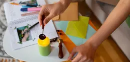 Salah satu pilihan terbaik saat libur sekolah adalah mengajak anak melakukan aktivitas DIY atau do it yourself menggunakan barang bekas di rumah. Selain melatih kreativitas, kegiatan ini juga mengajarkan anak tentang pentingnya memanfaatkan kembali barang yang sudah tidak terpakai. (foto/dok; freepik)