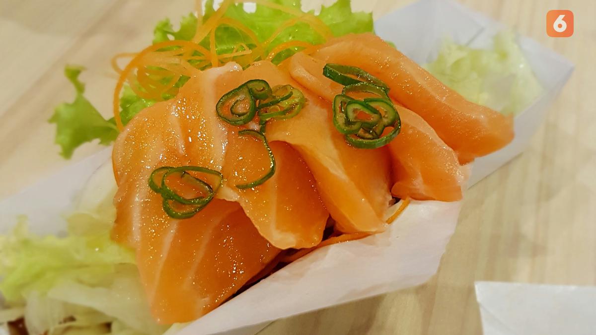 Lebih Sehat Salmon atau Ayam? Begini Penjelasan Ahli Gizi dan Data Nutrisinya