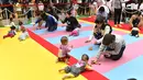 Bayi bersaing dalam kompetisi 'Bayi Merangkak' yang diselenggarakan oleh sebuah majalah Jepang yang mengkhususkan diri dalam kehamilan, persalinan dan membesarkan anak, di Yokohama, , Jepang, Senin (23/11/2015). (AFP Photo/Kazuhiro Nogi)