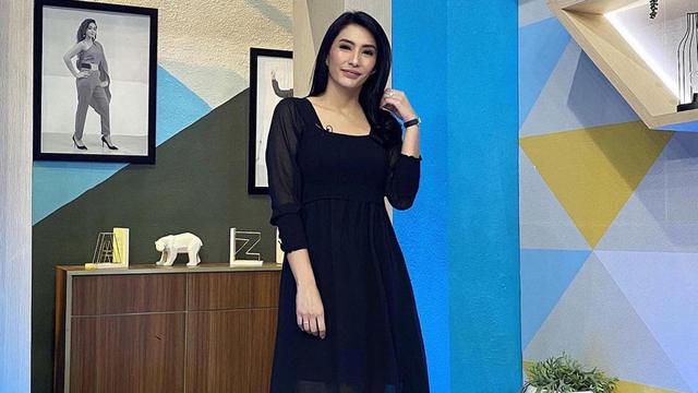 FOTO: Gaya OOTD Tyas Mirasih dengan Baju Hitam, Menawan