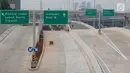Suasana proyek pembangunan Tol Depok-Antasari (Desari) seksi 1 di Jakarta Selatan, Selasa (17/7). BPJT Kementerian PUPR memyatakan tol seksi 1 yang menghubungkan Antasari-Brigif sepanjang 5,80 km bakal segera selesai. (Liputan6.com/Immanuel Antonius)