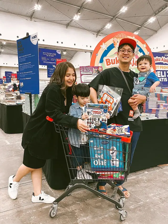 Jadi Mama Muda, Gaya 7 Artis Indonesia Ini Tetap Bak ABG