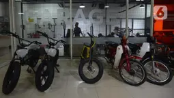 Sejumlah motor terlihat sebelum dimodifikasi di Jakarta, Selasa (29/3/2022). Modifikasi motor tersebut merupakan konversi  bahan bakar minyak ke motor listrik. (merdeka.com/Imam Buhori)