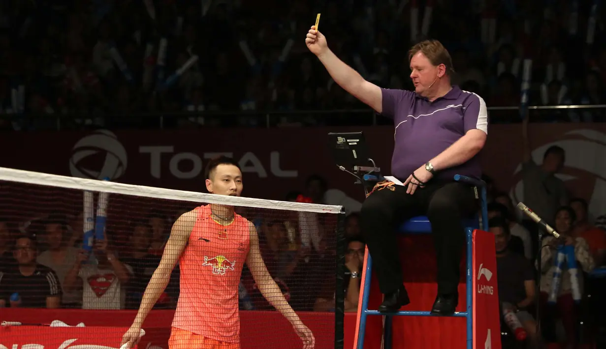 Pebulutangkis ganda campuran Tiongkok, Zhang Nan, mendapat kartu kuning saat bertanding melawan pebulutangkis Indonesia, Tontowi Ahmad/Liliyana Natsir. (Bola.com/Arief Bagus)