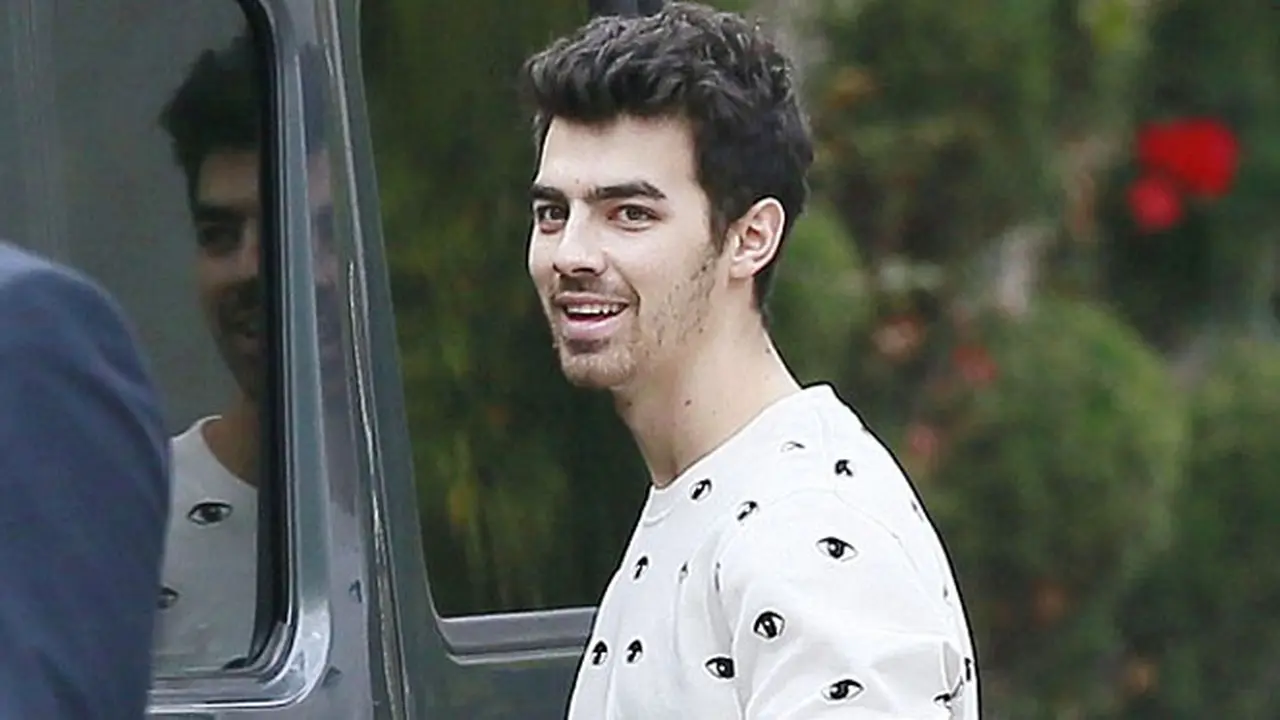 joe-jonas-131220c.jpg