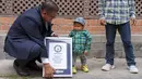 <p>Dor Bahadur Khapangi menerima sertifikat Rekor Dunia Guinness di Kathmandu, Nepal, Selasa (24/5/2022). Khapangi yang memiliki tinggi 2 kaki 4,9 inci (73,43 meter), dinobatkan sebagai remaja terpendek di dunia oleh Guinness World Records. (AP Photo/Niranjan Shrestha)</p>