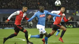 Bek Napoli, Kalidou Koulibaly, berebut bola dengan bek Feyenoord, Jeremiah St Juste, pada laga Liga Champions di Stadion Kuip, Rotterdam, Rabu (6/12/2017). Feyenoord menang 2-1 atas Napoli. (AFP/John Thys)