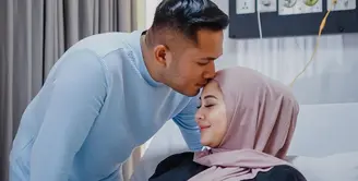 Kabar bahagia datang dari pasangan Kesha Ratuliu dan Adhi Permana. Pasangan yang menikah pada tahun 2021 lalu itu dikaruniai anak kedua. Kehadiran bayi perempuan cantik pasangan ini melengkapi kebahagiaannya karena sebelumnya memiliki anak laki-laki. [Instagram/kesharatuliu05]
