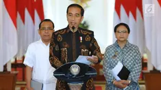 Presiden Joko Widodo didampingi Menlu Retno Marsudi dan mensesneg Pratikno memberi keterangan terkait keinginan Amien Rais maju dalam pemilihan presiden 2019 di Istana Kepresidenan Bogor, Jawa Barat, (12/6). (Liputan6.com/Pool/Biro pers Setpres)