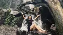 Natalie Zenn terlihat ceria saat berada di bawah air terjun dengan aliran air yang terbilang deras. Tak takut hanyut, wanita 22 tahun ini sukses mencuri perhatian lewat penampilannya dengan outfit santai. (Liputan6.com/IG/@nataliezenn24)