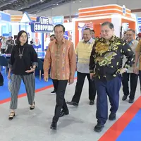 Presiden Jokowi tampil gagah mengenakan kain batik bernuansa cokelat nude, dipadukan dengan celana panjang hitam. [Foto: Instagram/jokowi]