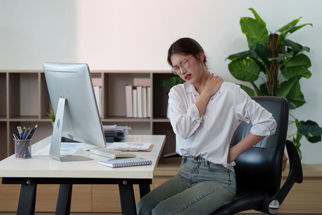 3. Pastikan Kursi dan Meja Mendukung Kenyamanan