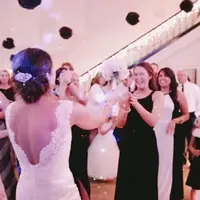 Jarang terjadi, pasangan ini rela pesta pernikahannya dijadikan ajang lamaran pasangan lain! (Foto: dailymail.co.uk)