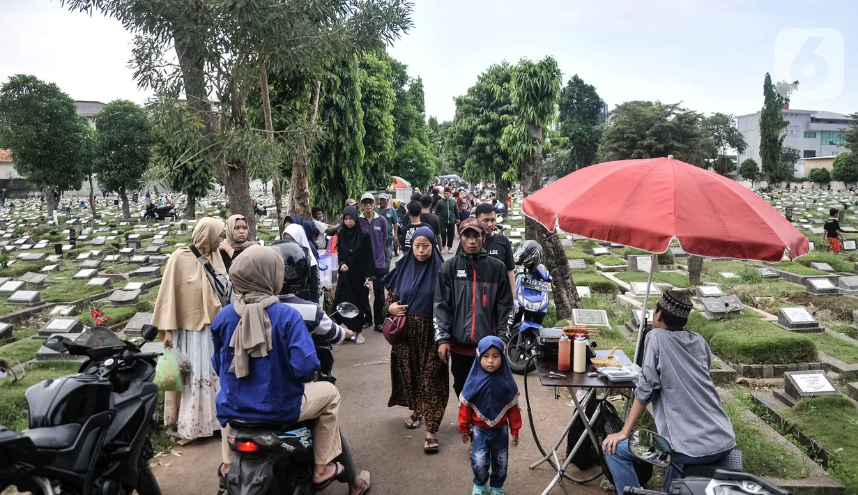 Suasana TPU Kemiri yang diramaikan oleh para peziarah. (merdeka.com/Iqbal S. Nugroho)