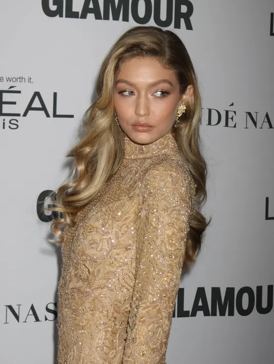 Model Gigi Hadid memeriahkan karpet merah acara tahunan Glamour Women Of The Year 2017 di Brooklyn, New York, Senin (13/11). Ratu catwalk itu tampak glamor dengan mode rambut emasnya yang ditata menjadi ikal yang elegan. (Evan Agostini/Invision/AP)