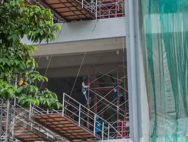 Pekerja menyelesaikan pembangunan Stadion Utama GBK yang direnovasi di kompleks Gelora Bung Karno, Senayan, Jakarta, Selasa (31/1). (Liputan6.com/Gempur M Surya)