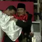 Jokowi dan Prabowo memeluk atlet pencak silat Indonesia (Liputan6)