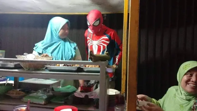 6 Potret Spider-Man Jika Tinggal di Indonesia Ini Bikin Ngakak