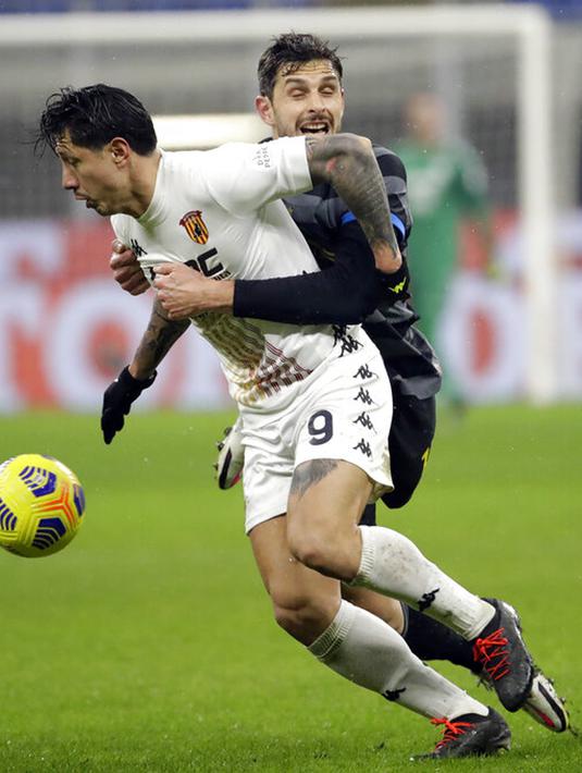 Pemain Inter Milan Andrea Ranocchia (kanan) memperebutkan bola dengan pemain Benevento Gianluca Lapadula pada pertandingan Serie A Liga Italia di Stadion San Siro, Milan, Italia, Sabtu (30/1/2021). Inter Milan membantai Benevento 4-0. (AP Photo/Luca Bruno)