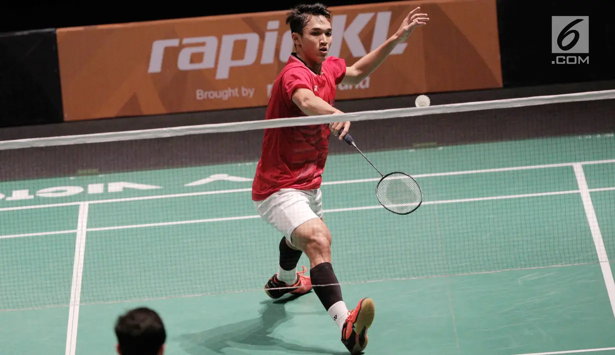 Pebulu tangkis Indonesia Christie Jonatan mengembalikan kok lawan saat melawan Malaysia dalam laga perempat final Sea Games 2017 di Axiata Arena, Kuala Lumpur, Malaysia, Rabu (27/8). Indonesia menang dengan skor 21-13. (Liputan6.com/Faizal Fanani)