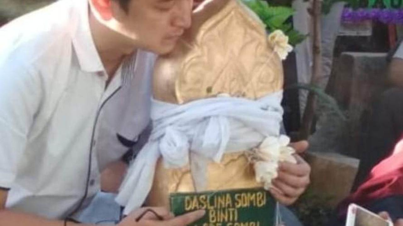 Alan Tito menahan sedih di depan makam istrinya. (Liputan6.com/Ahmad Akbar Fua)