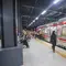 Masyarakat diminta memperhatikan perubahan jalur masuk stasiun, terutama bagi pengguna KRL yang selama ini memakai akses lama. Tampak dalam foto, calon penumpang berjalan saat uji coba Stasiun Rangkasbitung Ultimate di Lebak, Banten, Senin (24/11/2025) malam. (merdeka.com/Arie Basuki)