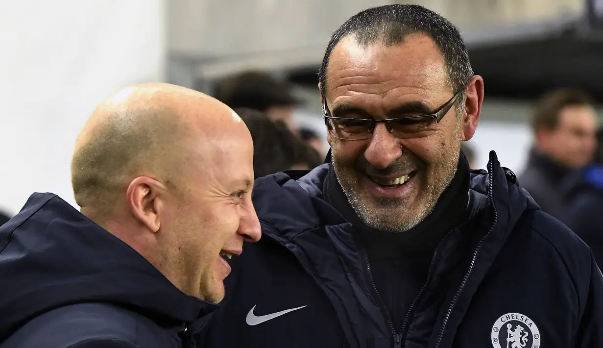 Pelatih Chelsea, Maurizio Sarri, berbincang dengan pelatih Vidi FC, Marko Nikolic, pada laga Liga Europa di Stadion Groupama, Hungaria, Kamis (13/12). Kedua tim bermain imbang 2-2. (AP/Tibor Illyes)