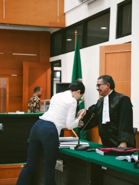 Usai putusan sidang, Nikita Mirzani juga menyalami hakim satu persatu sebagai ekspresi rasa terima kasih. Dikutip dari News Liputan6.com, ada beberapa pertimbangan majelis hakim sebelum akhirnya memvonis bebas Nikita Mirzani. Salah satunya adalah karena Dito Mahendra selaku pelapor dan saksi korban tak pernah menghadiri sidang. (Liputan6.com/IG/@nikitamirzanimawardi_172)