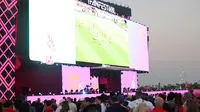 Keramaian FIFA Fan Festival yang terletak di Corniche, Qatar hari Senin (21/11/2022). Foto diambil saat pertandingan antara Timnas Inggris versus Iran. (Hendry Wibowo/Bola.com)
