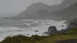 Gelombang pecah di atas kolam abalon di sepanjang pantai timur laut di New Taipei City saat Topan Hinnamnor mendekati Taiwan timur (3/9/2022). Pada pukul 8 pagi hari Sabtu, Hinnamnor terletak 420 kilometer timur laut Eluanbi di ujung selatan Taiwan, bergerak ke utara dengan kecepatan 16 kilometer per jam dan melewati perairan timur Taiwan, menurut CWB. (AFP/Sam Yeh)