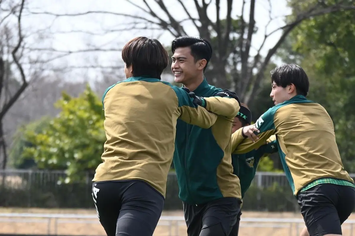 7 Potret Latihan Perdana Pratama Arhan di Tokyo Verdy, Jadi Sorotan